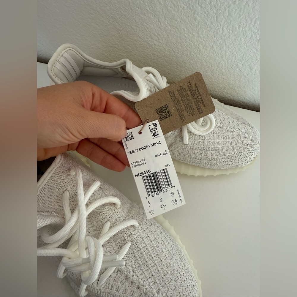 New Yeezy 350 sneakers women’s 100% authentic - Picture 8 of 11